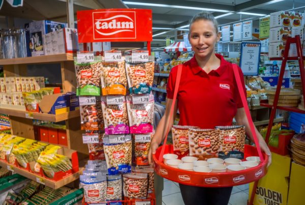 Tadim Promoter Promotion Verkostung Supermarkt Probe Sampling Degustation Nüsse Nuts Sales Personal