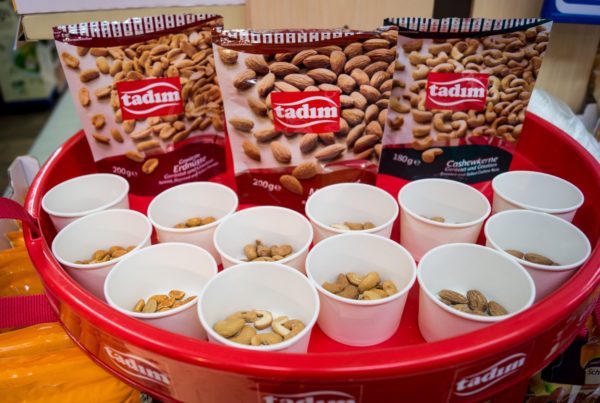 Tadim Promoter Promotion Verkostung Supermarkt Probe Sampling Degustation Nüsse Nuts Sales Personal